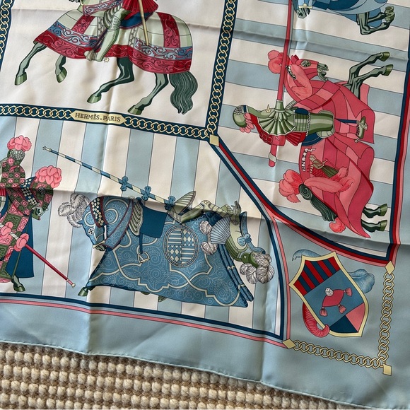 SOLD Hermés Paris 90cm 100% silk scarf ‘Chocs en Plumes’ by Christiane Vauzelles - Picture 2 of 12